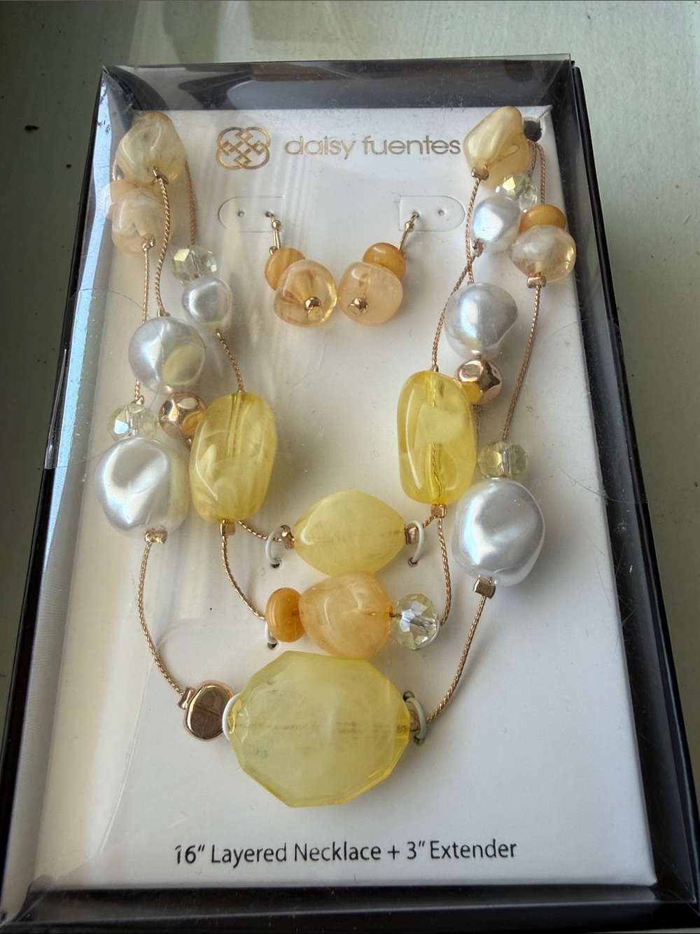 Daisy fuentes yellow and faux white pearl gold tone set